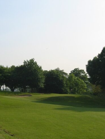 Uxbridge - Hügelige Landschaft mit schrägen Fairways