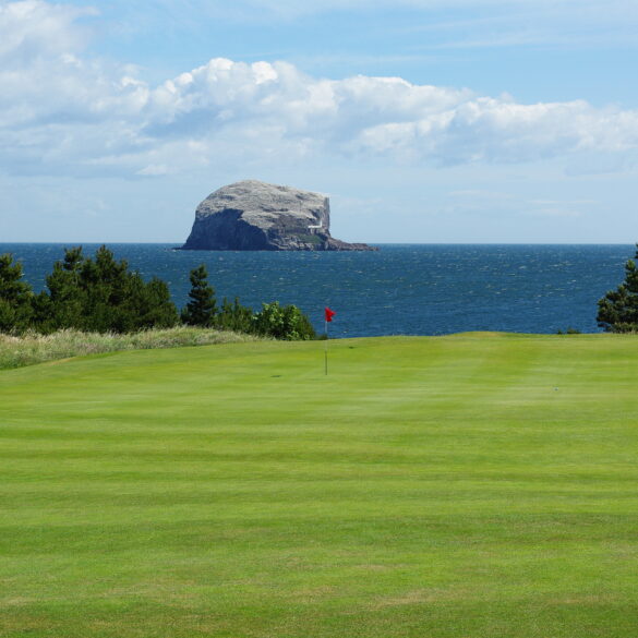 Im Glen Golf Club immer im Blick: der Bass Rock