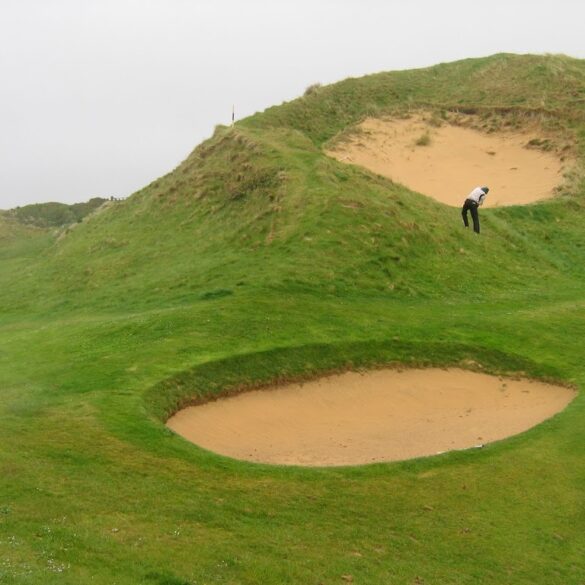 St. Enodoc und sein "Himalaya" auf Loch 6