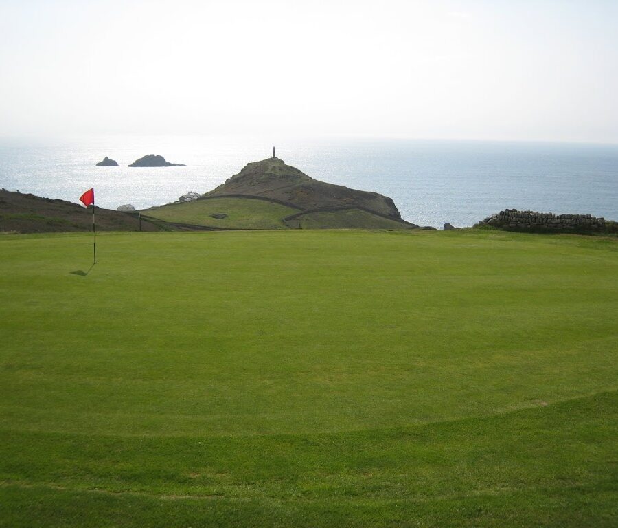 Grün Loch 1 mit Blick auf Cape Cornwall