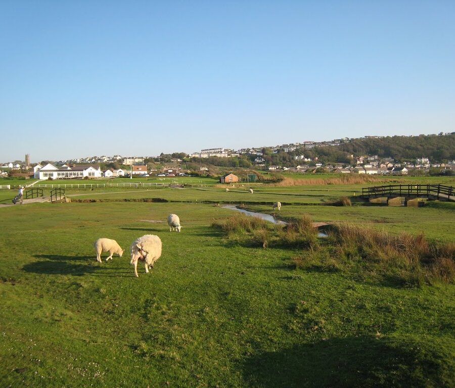 Blick auf Clubhaus und Abschlag Loch 1 von Royal North Devon