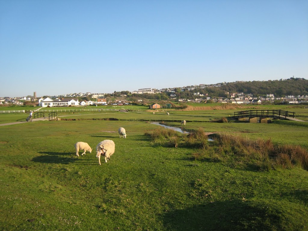 Blick auf Clubhaus und Abschlag Loch 1 von Royal North Devon