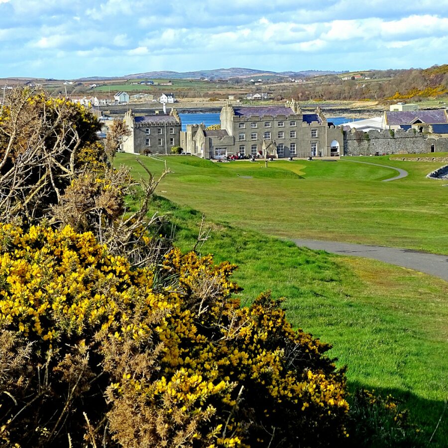 Ardglass Castle: es gibt schlechtere Clubhäuser als im Ardglass Golf Club